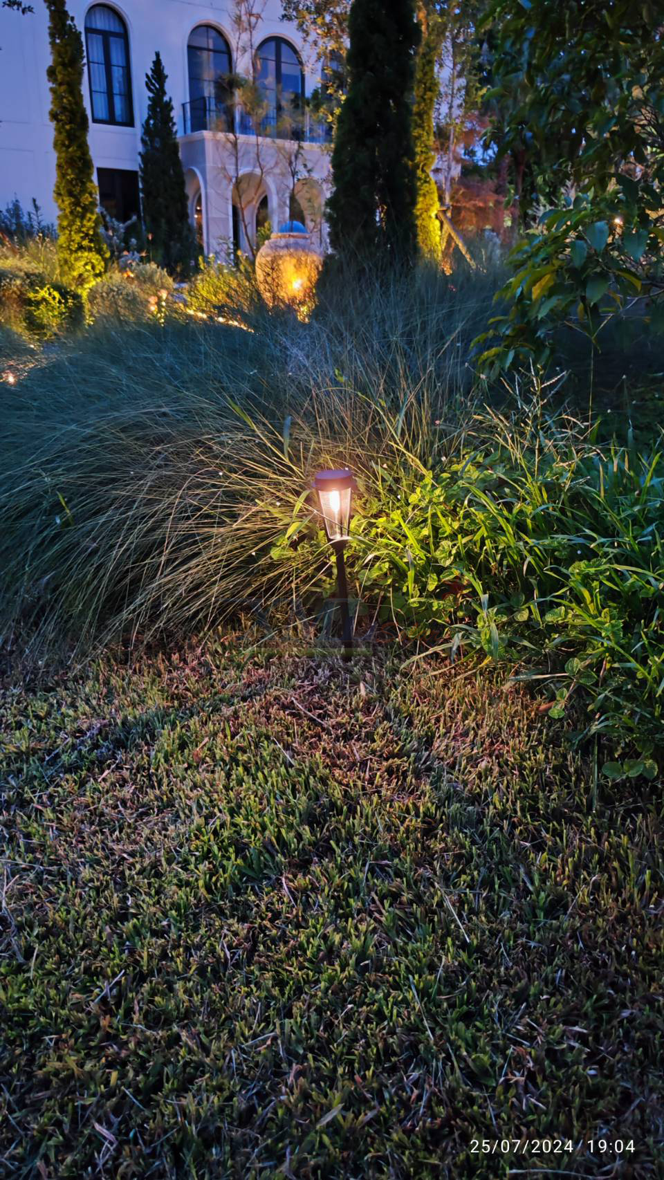 โคมไฟปักสนามโซล่าเซลล์ รุ่น MD-SOLAR-H1010 (แสง : เหลืองวอมไวท์)