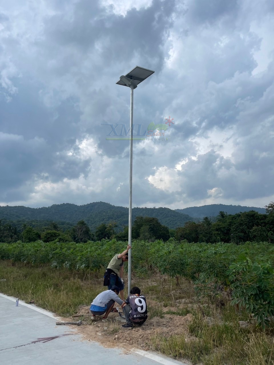 โคมไฟถนนโซล่าเซลล์อัจฉริยะ (รุ่น 9,000Lumens + แผง 100 W) (แสง : ขาว)