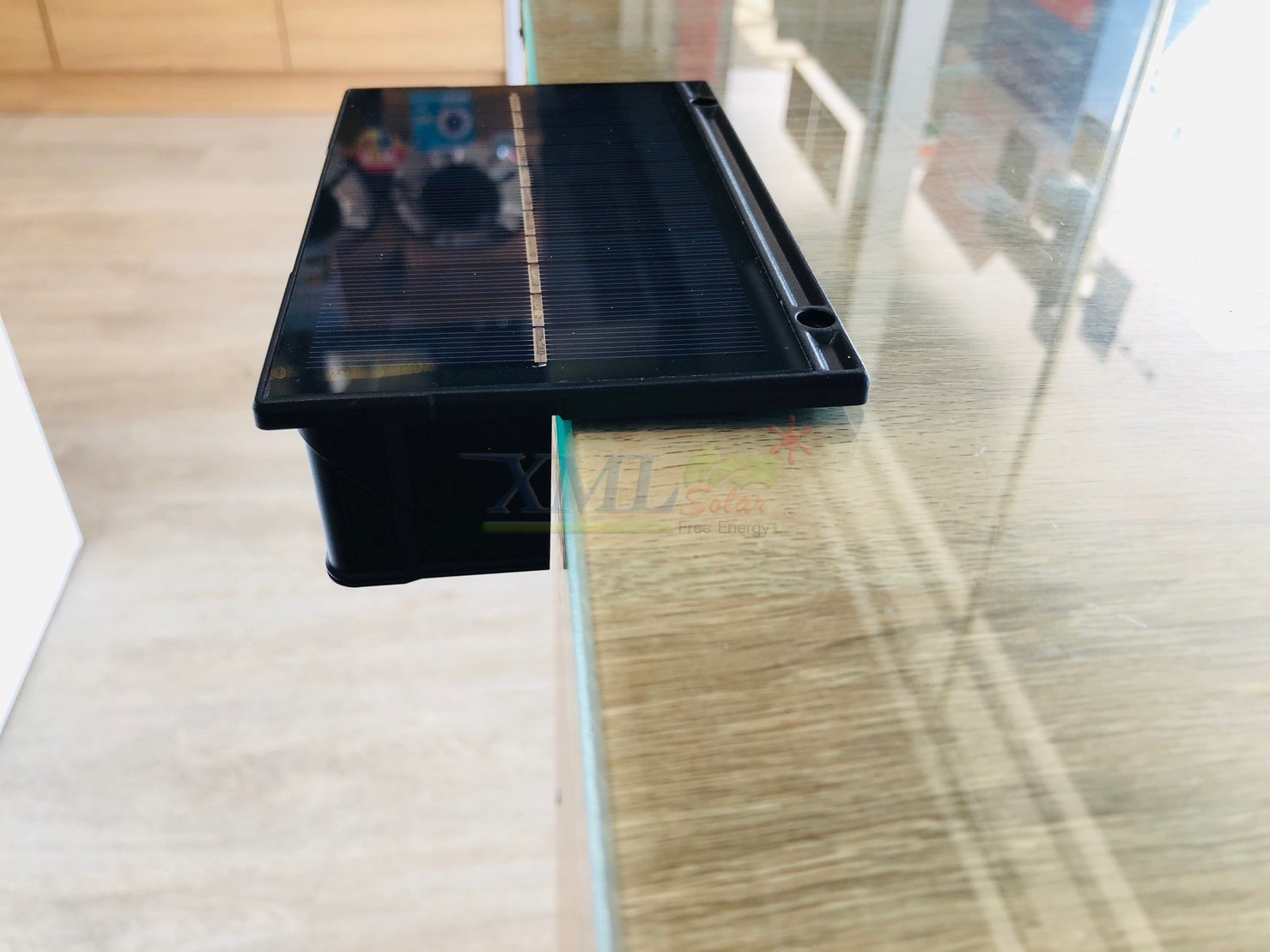 ไฟผนังโซล่าเซลล์ติดสันกำเเพง 3 LED (เเสง : เหลืองวอมไวท์) (1 เเถม 1)