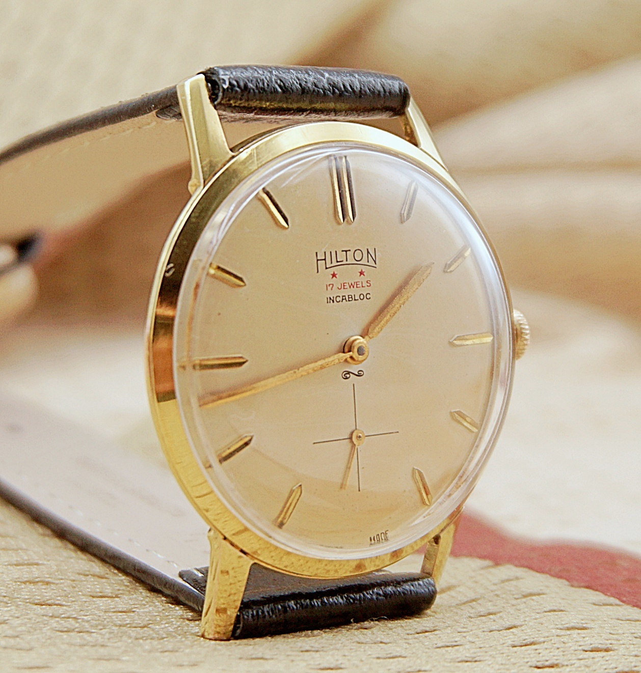 นาฬิกาเก่า HILTON ไขลานสองเข็มครึ่ง