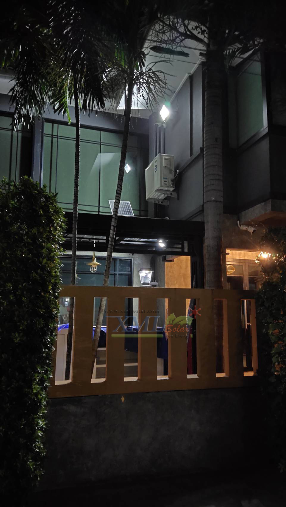 โคมไฟหัวเสาโซล่าเซลล์ + AC ทรงสี่เหลี่ยม ไซส์ใหญ่ (เปิดได้ 2 แสง)(1 แถม 1)