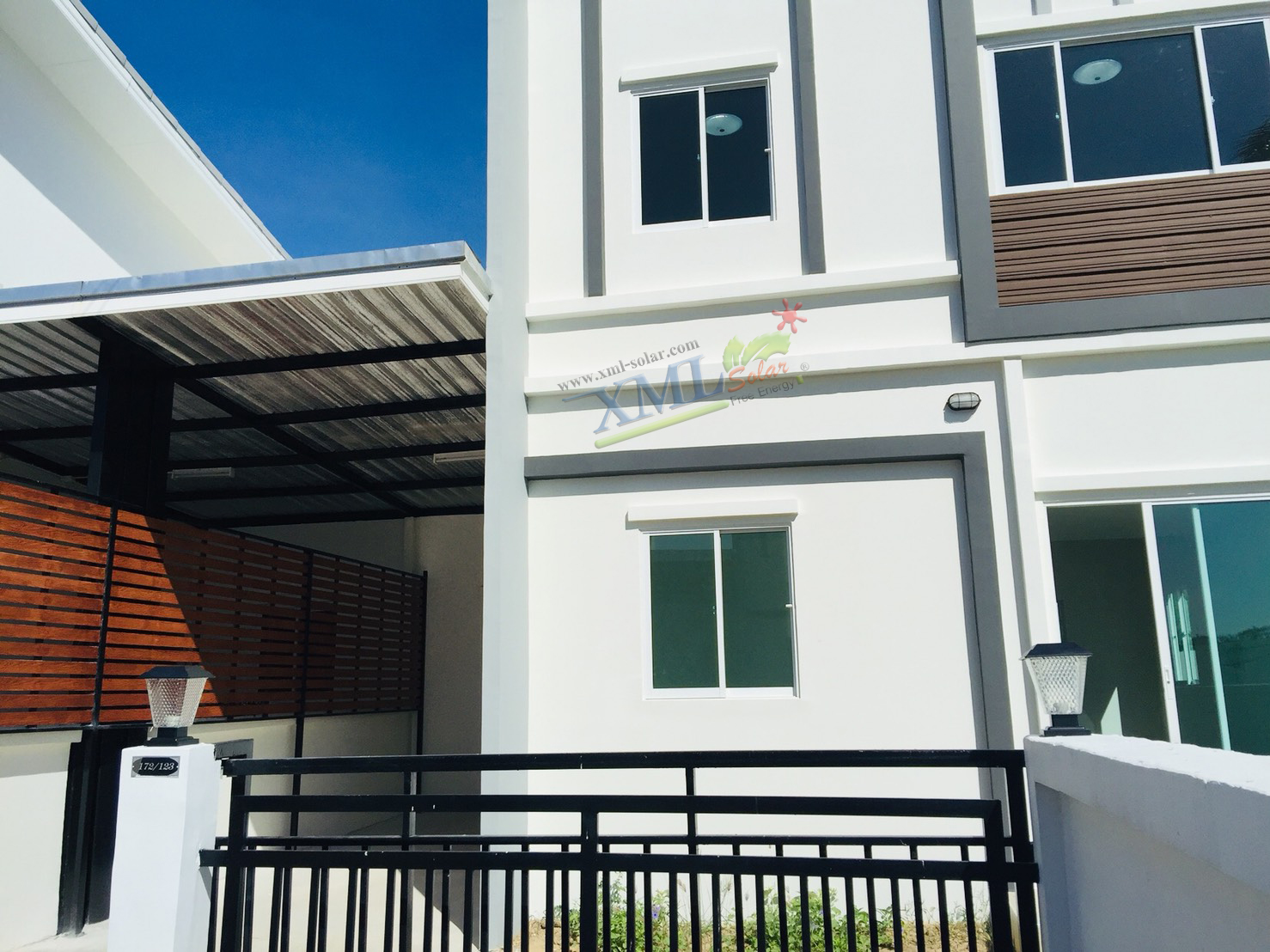 โคมไฟหัวเสาโซล่าเซลล์ + AC ทรงสี่เหลี่ยม ไซส์ใหญ่ (เปิดได้ 2 แสง)(1 แถม 1)