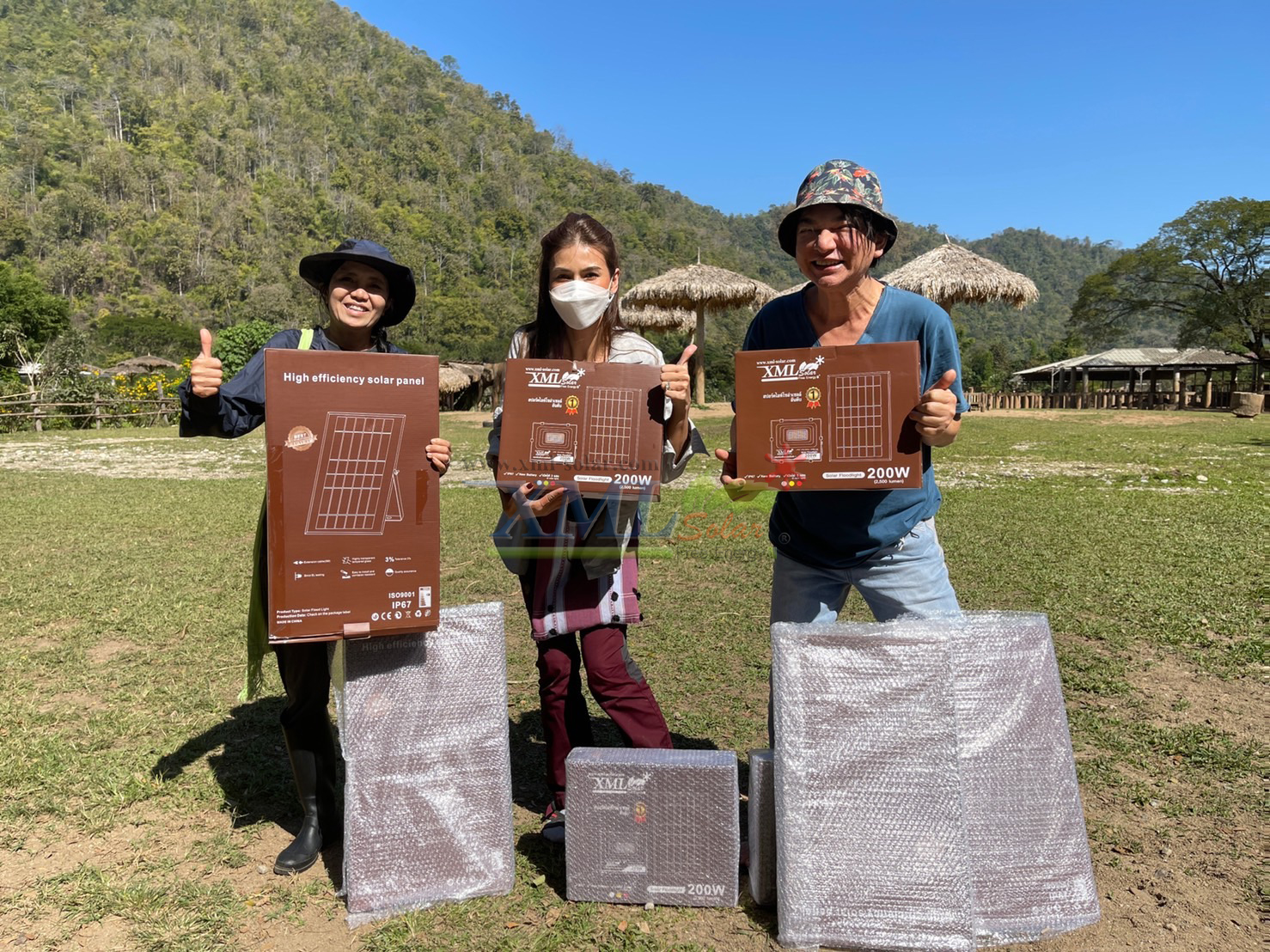 ไฟสปอตไลท์โซล่าเซลล์ 200 Watt กล่องสีน้ำตาล (เปิดได้ 3 แสง)