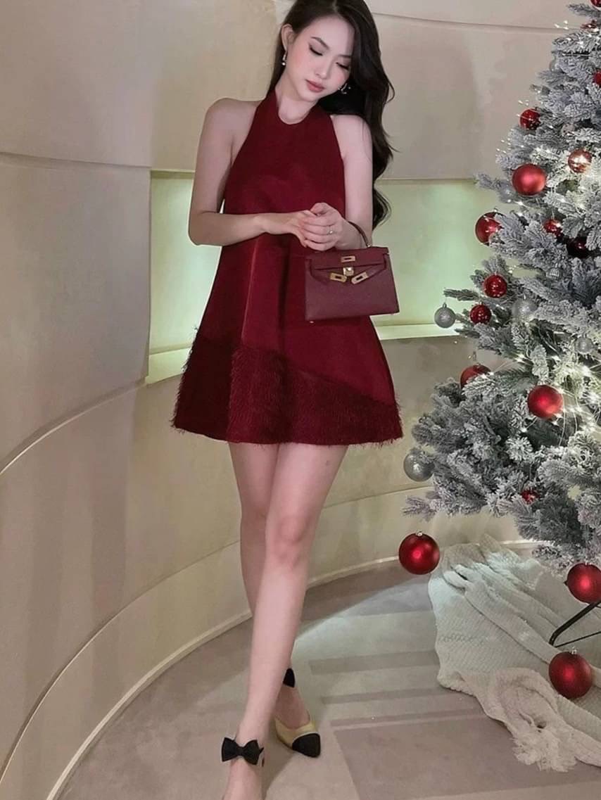 เดรสสั้นแขนกุดสายคล้องคอติดกระดุมด้านหลังเว้าหลังปลายชายแต่งระบายขนมิ้งเฉียงๆ งานสวยเนื้อผ้าดีมีซับใน ซิปหลัง จ้า