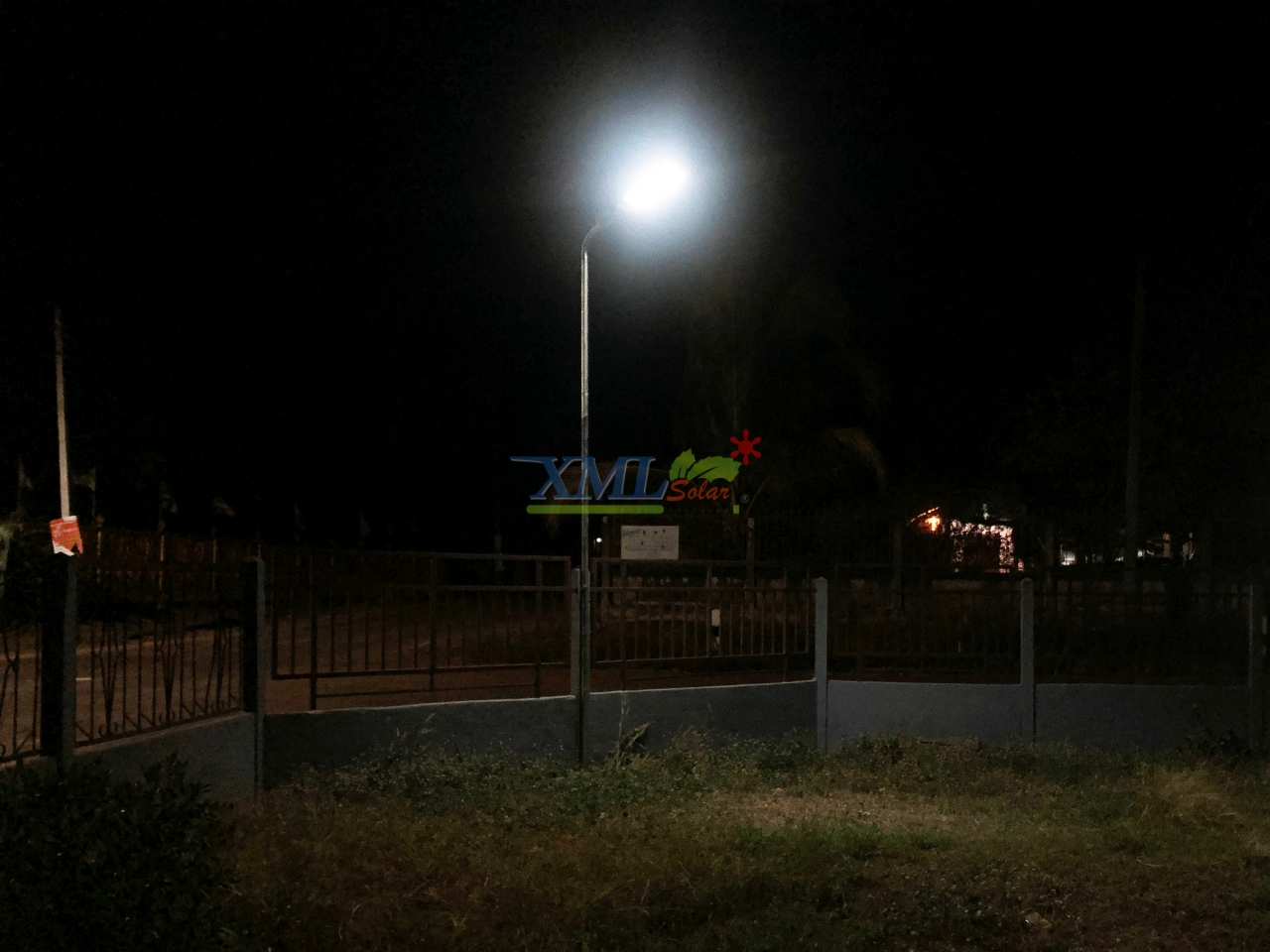 โคมไฟถนนโซล่าเซลล์ Modi x XML รุ่น MD-SLT17-400W (แสง : ขาว)(Motion sensor + สว่างค้าง)