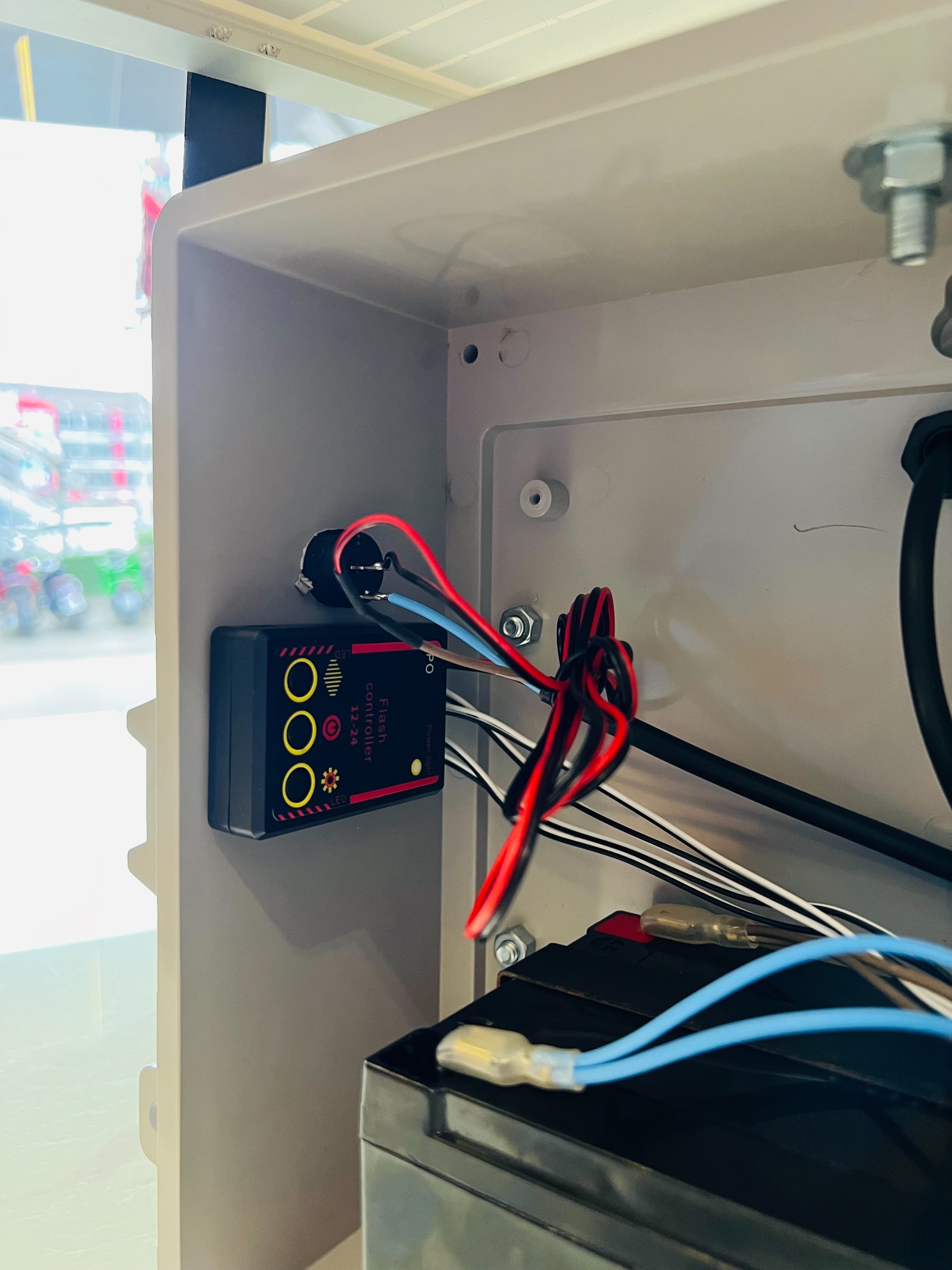 ไฟกระพริบเตือนจราจร ไฟเตือนทางแยกโซล่าเซลล์ 24 LED รุ่นใหม่*