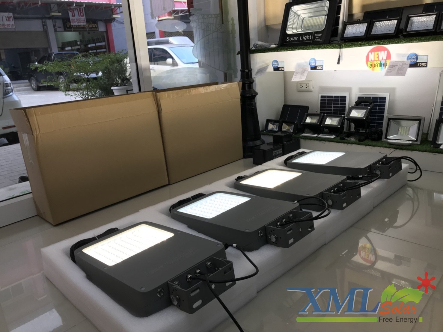 ไฟสปอตไลท์โซล่าเซลล์ 2200 Lumens. ไซต์เล็ก (เเสง : เหลืองวอมไวท์)