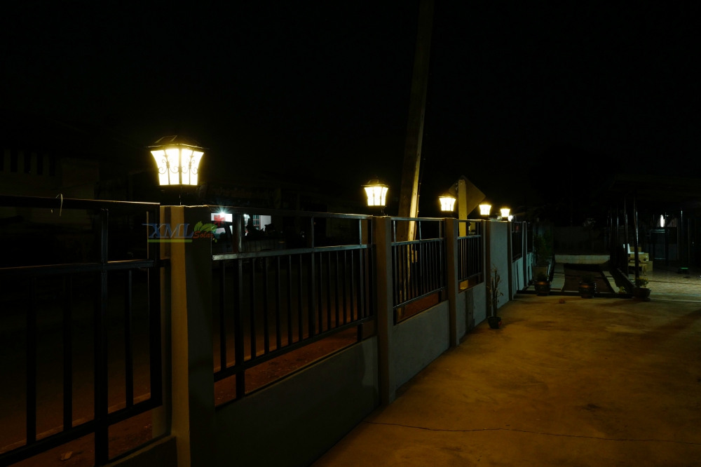 โคมไฟหัวเสาโซล่าเซลล์ + AC ทรง Grand เเบบที่ 2 (สีดำ) (เเสง : ขาว + เหลืองวอมไวท์) (37 cm.)