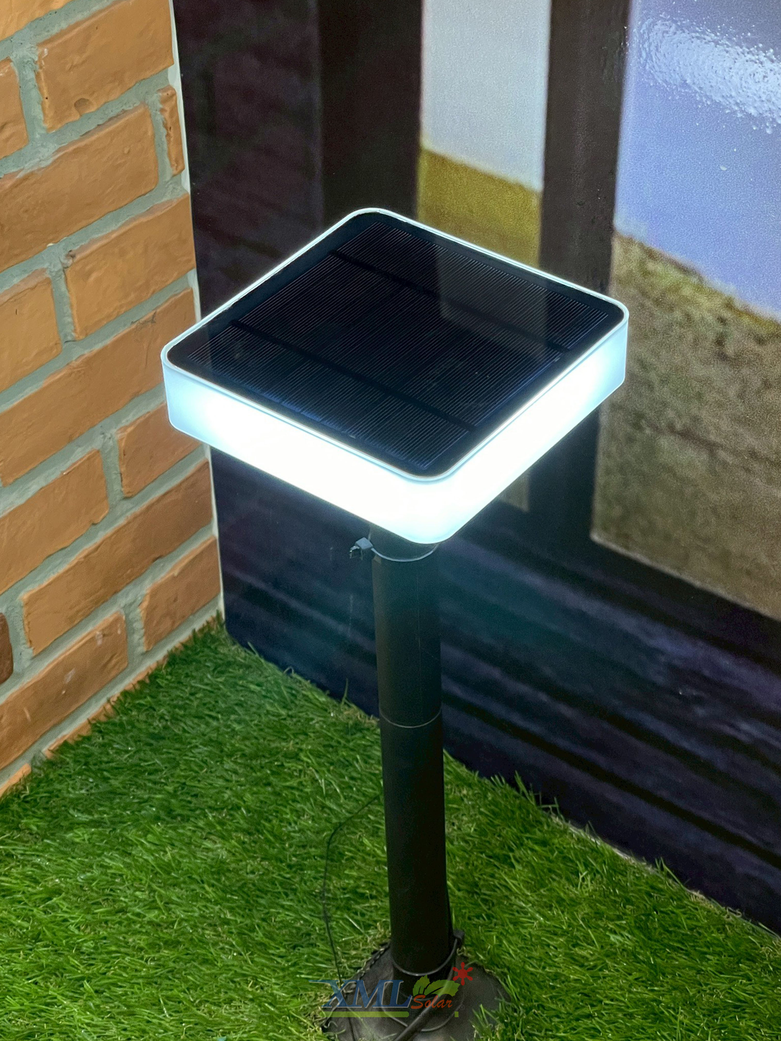 โคมไฟสนามโซล่าเซลล์ ทรงเหลี่ยม รุ่น DPD-0545 (แสง:ขาว + เหลืองวอมไวท์)