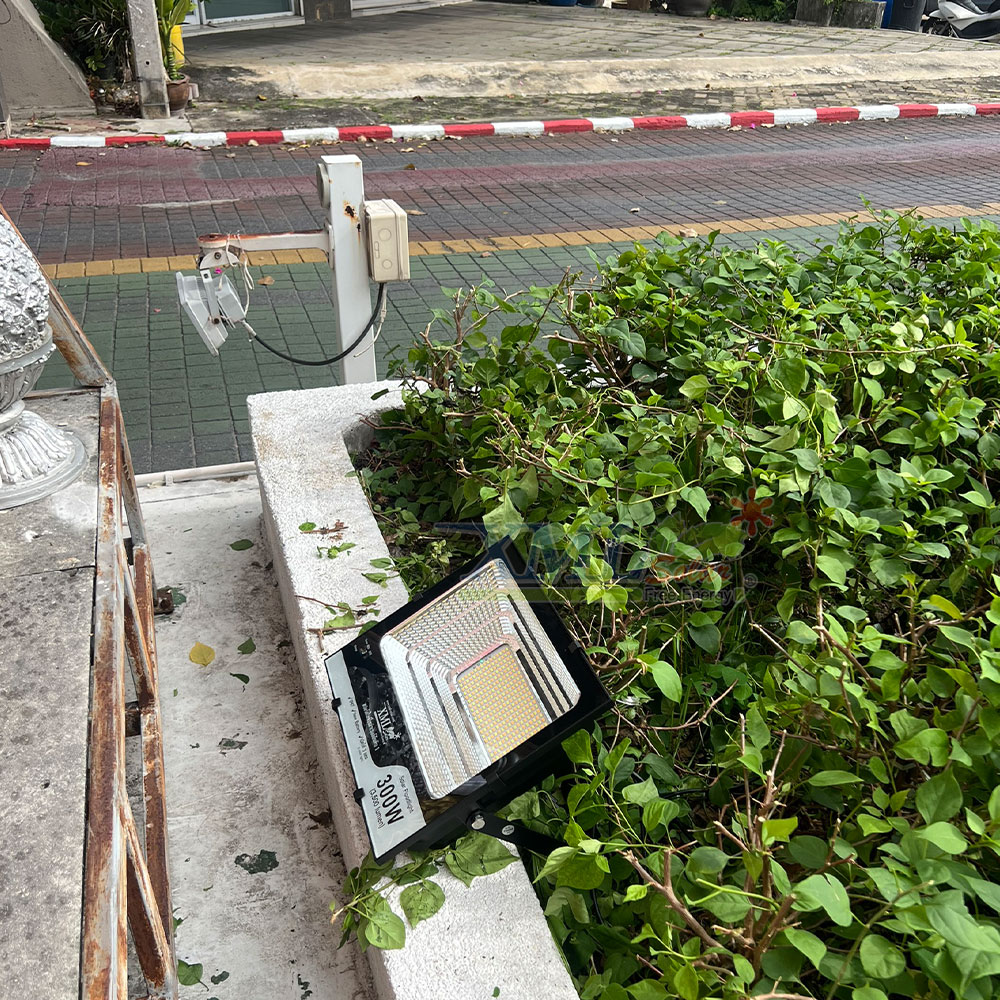 ไฟสปอตไลท์โซล่าเซลล์ 300 Watt กล่องสีน้ำตาล (เปิดได้ 3 แสง)