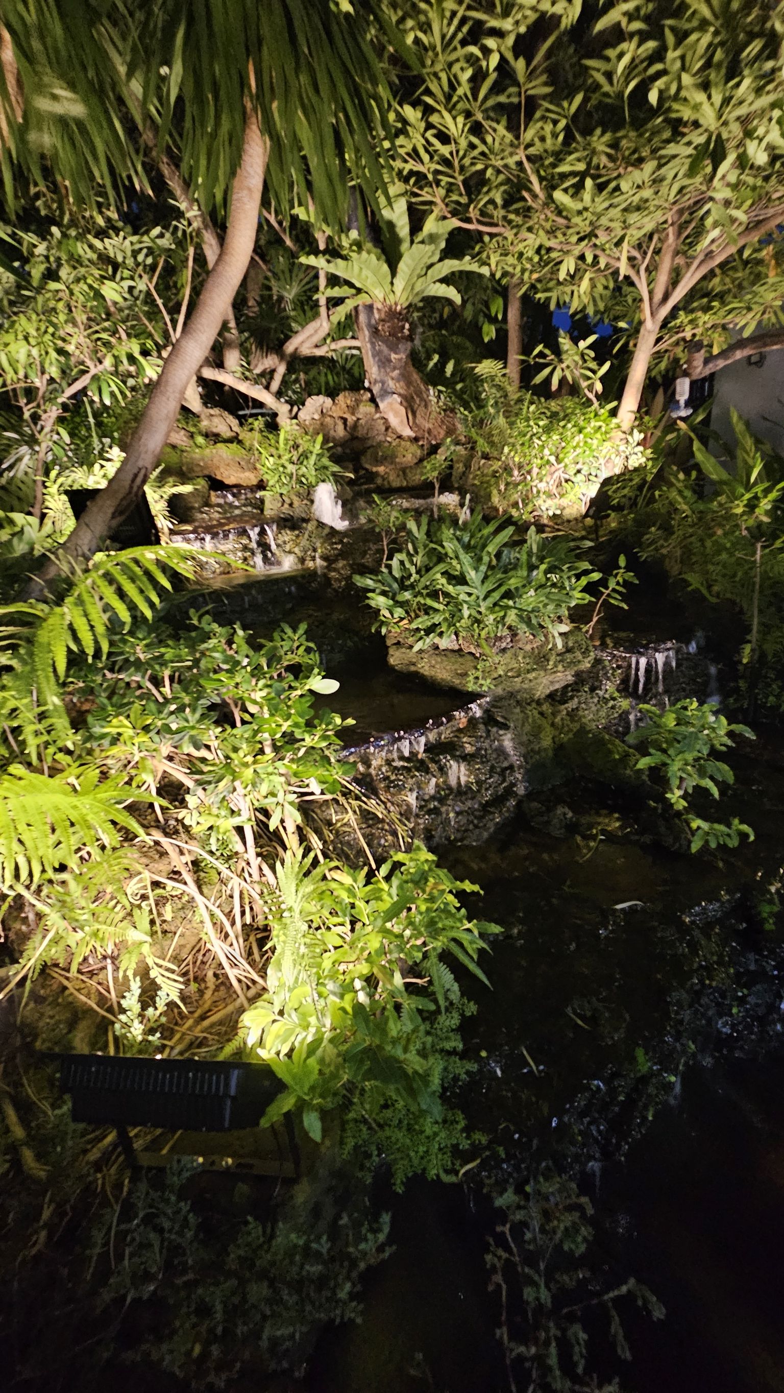 ไฟสปอตไลท์โซล่าเซลล์ 200 Watt กล่องสีน้ำตาล (เปิดได้ 3 แสง)