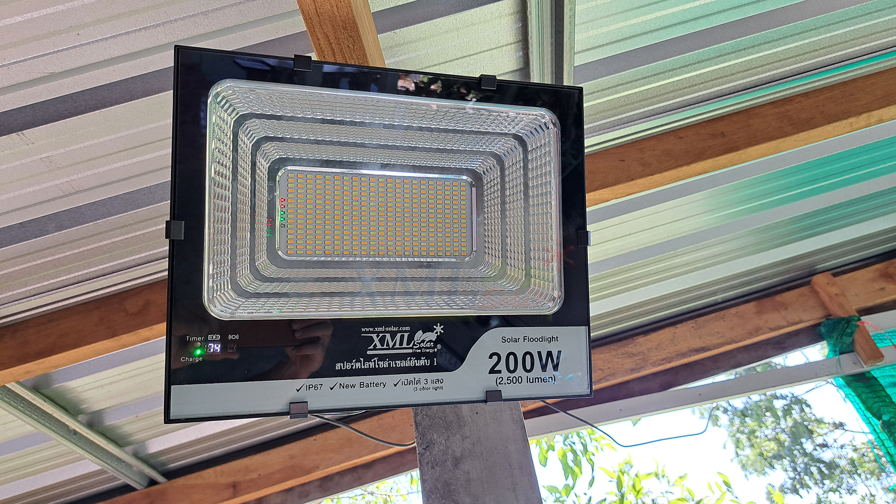 ไฟสปอตไลท์โซล่าเซลล์ 200 Watt กล่องสีน้ำตาล (เปิดได้ 3 แสง)