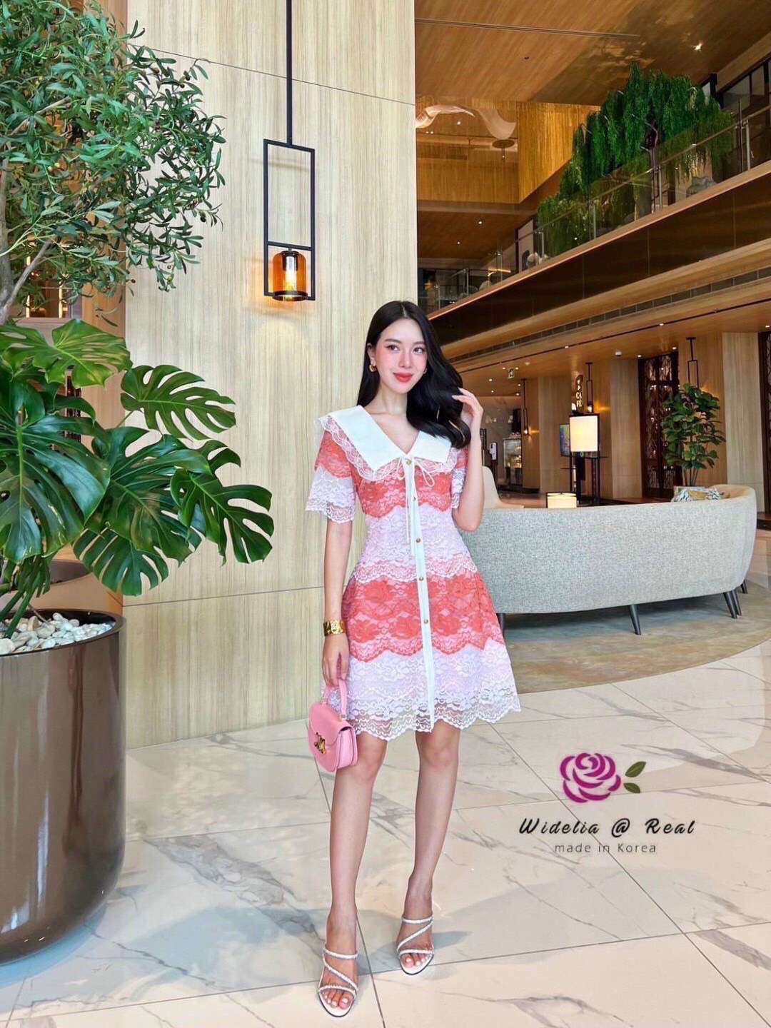 เดรสตัวสั้นแขนสั้น ตัวสวย คอปก ด้านหน้าแต่งกระดุมเรียงเป็นแถว เพิ่มความเก๋ด้วยการแต่งเชือกผูกโบ งานสวยเรียบดูดีสุดๆตัวชุดเลือกใช้ผ้าลูกไม้ลายสวยเป๊ะ เย็บสลับสีเป็นเลเยอร์สวยทั้งตัว ช่วงล่างกระโปรงทรงเอบาน งานสวยสมราคามาก รับรองใส่ออกมาไม่ผิดหวังการันตีให้