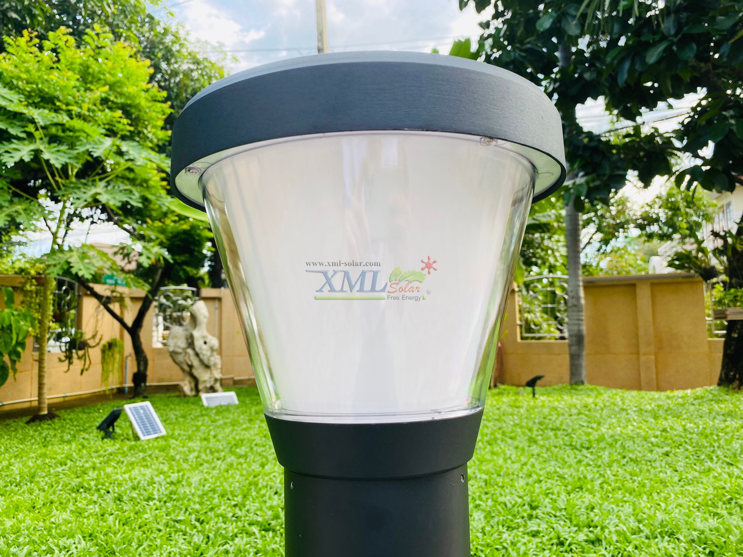 โคมไฟตั้งพื้นโซล่าเซลล์ ทรงกรวย สีดำ (เเสง : ขาว)