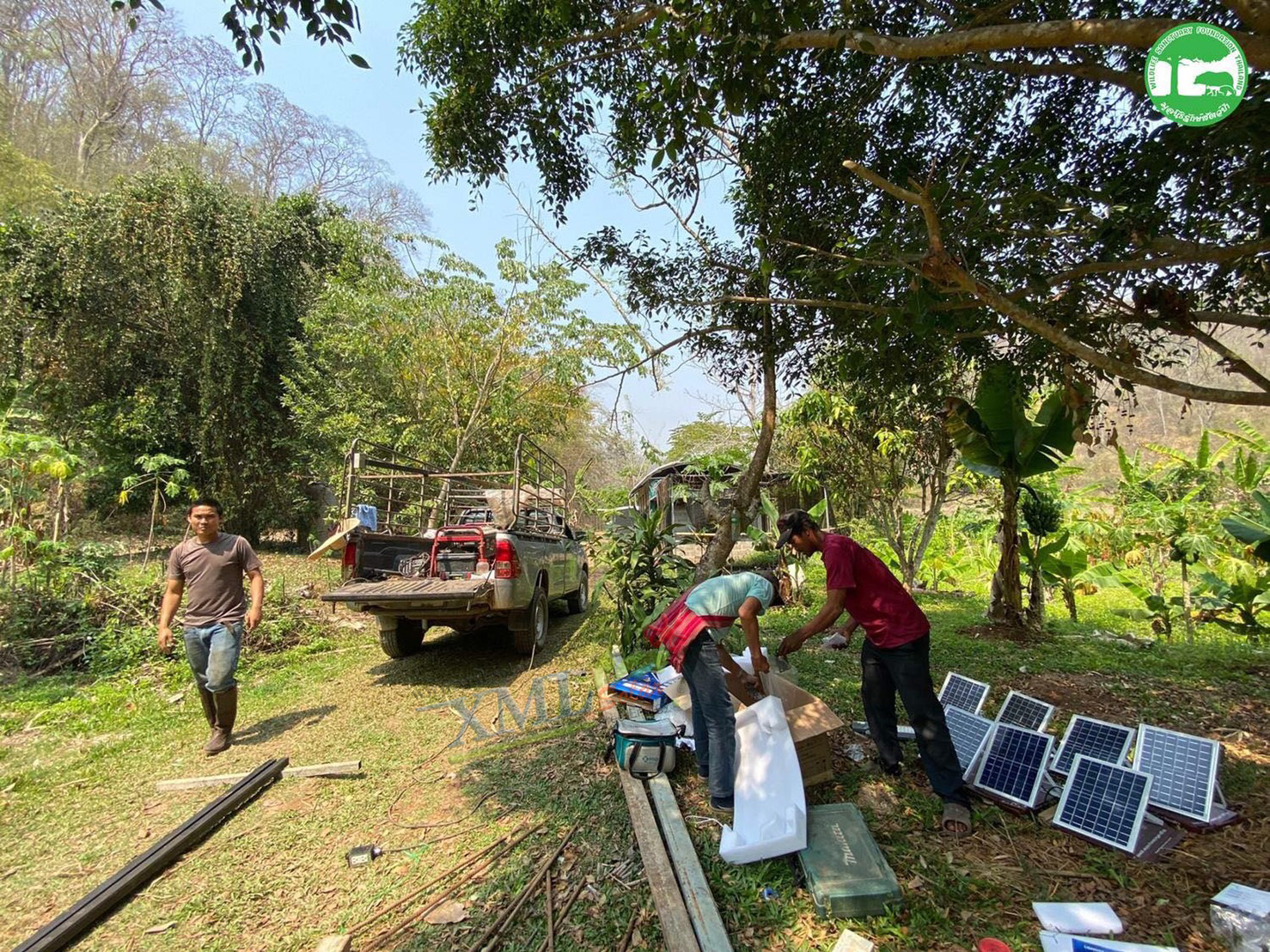 ไฟสปอตไลท์โซล่าเซลล์ 50 Watt กล่องสีน้ำตาล (เปิดได้ 3 แสง)