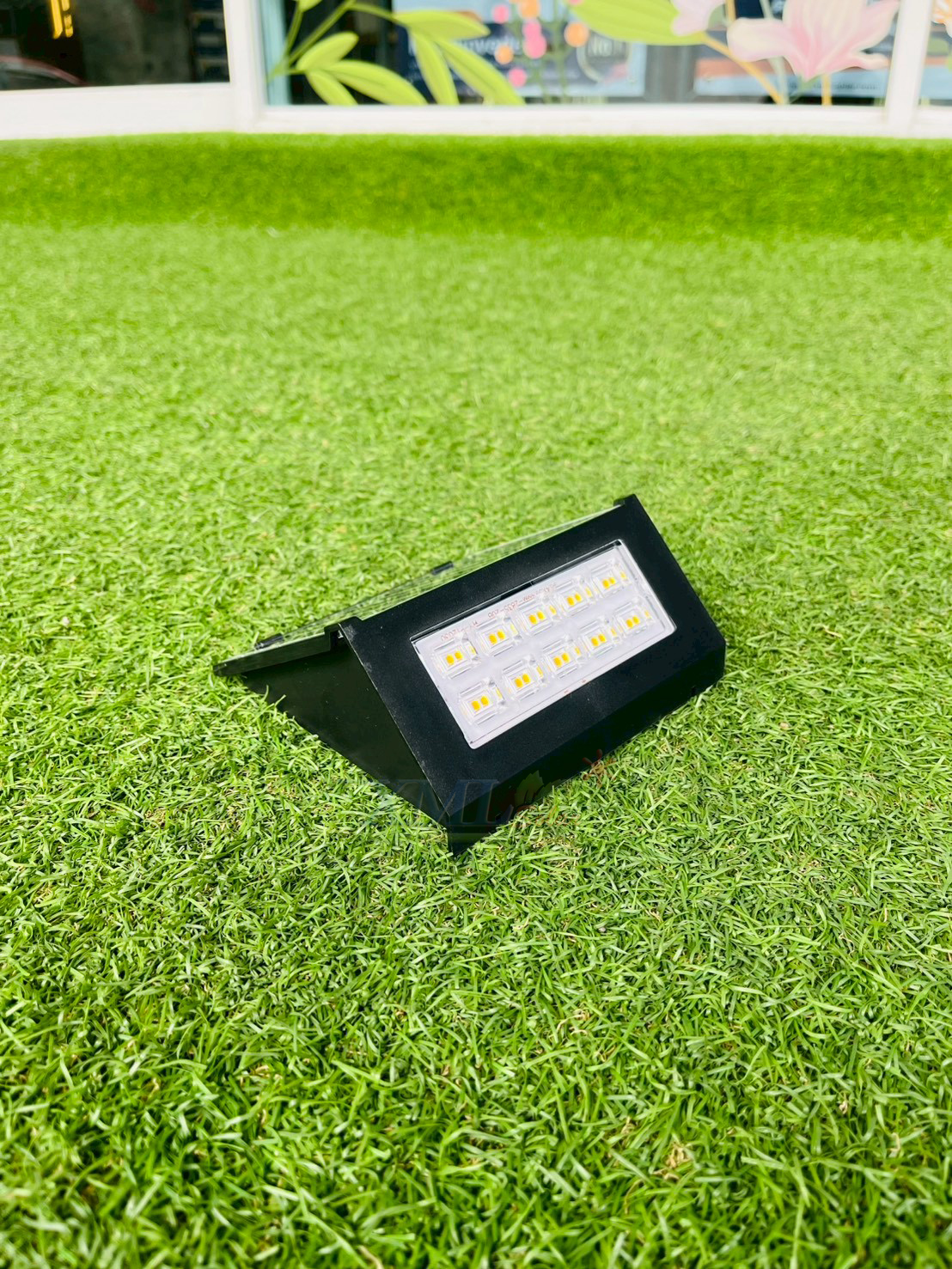 ไฟผนังโซล่าเซลล์ ทรงสามเหลี่ยม รุ่น LSXML-245