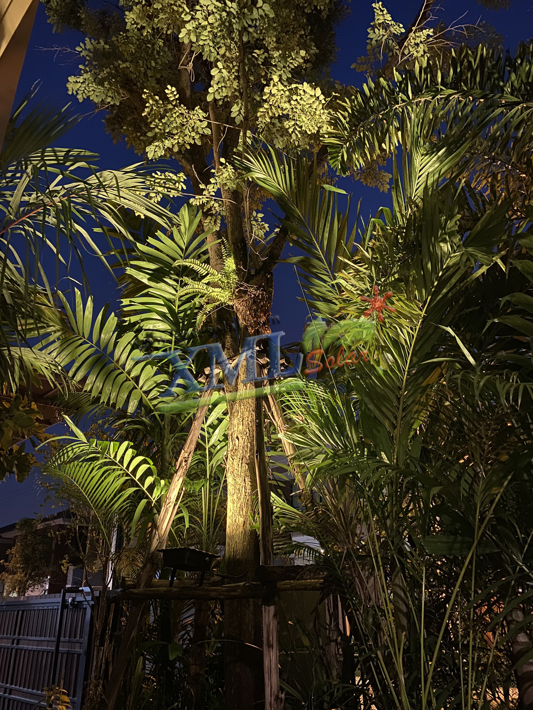 รุ่นประหยัด ไฟสปอตไลท์โซล่าเซลล์ 100 W. รุ่น MODI x XML (เปิดได้ 3 แสง)