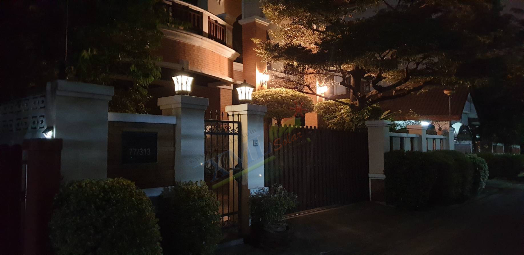 โคมไฟหัวเสาโซล่าเซลล์ + AC ทรง Grand เเบบที่ 2 (สีดำ) (เเสง : ขาว + เหลืองวอมไวท์) (45 cm.)