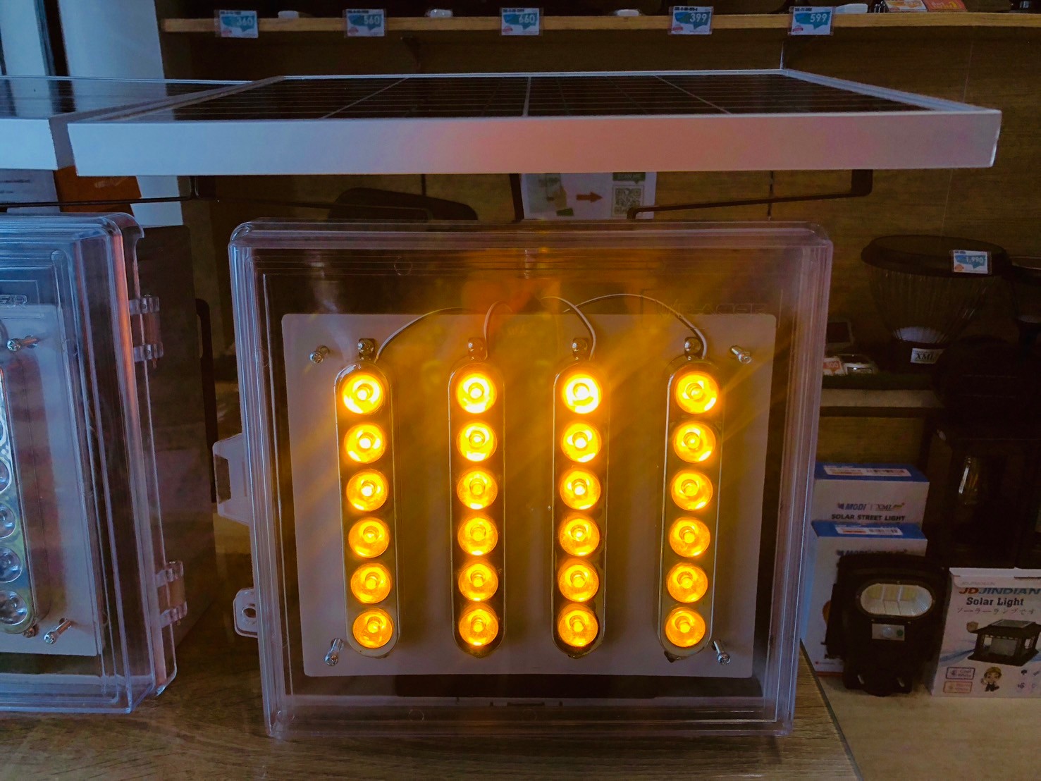 ไฟกระพริบเตือนจราจร ไฟเตือนทางแยกโซล่าเซลล์ 24 LED รุ่นใหม่*