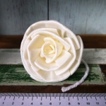 ดอกกุหลาบคลาสสิก 8cm ติดเชือก