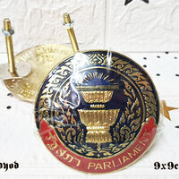 ตราติดหน้ารถรัฐสภา สีน้ำเงิน ราคา 500 บาท