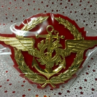 ตราติดหน้ารถสามเหล่าสามเหล่าพื้นแดง ใหญ่ ราคาขาย 400 บาท