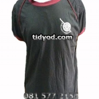 เสื้อยืดดำคอแดงตราโล่ ราคา 130 บาท