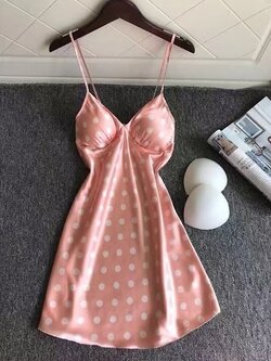 ชุดนอนเดรส สายเดี่ยวผ้าซาติน ใส่สบาย ไม่คัน ไม่อับชื้น มีฟองน้ำถอดออกได้ ฟรีไซส์ มีหลายลาย ราคาส่ง 3 ชิ้น คละแบบได้ ชุดละ 250 บาท