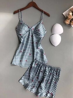 ชุดนอนผ้าซาติน เสื้อสายเดี่ยว กางเกงขาสั้น เนื้อนิ่ม ใส่สบาย ไม่คัน มีฟองน้ำถอดออกได้ ฟรีไซส์ มีหลายลาย ราคาส่ง 3 ชิ้น คละแบบได้ ชุดละ 250 บาท