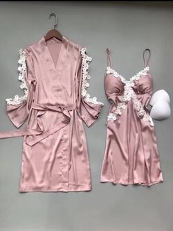 ชุดนอนเดรส พร้อมเสื้อคลุมเข้าชุด ผ้าซิลค์ซาติน เนื้อนิ่ม ใส่สบาย ใส่แล้วไม่ร้อน ฟรีไซส์ มี 4 สี ราคาส่ง 3 ชิ้น คละแบบได้ทั้งร้าน ชุดละ 550 บาท