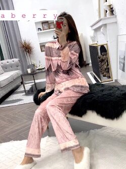 ชุดนอนกำมะหยี่ เนื้อนุ่มพริ้วบางเบา สวมใส่สบายไม่คัน ดีไซน์เรียบหรูซ่อนหวาน ใสนอนก็ได้หรือจะใส่เที่ียวก็ดูดี สั่งสินค้าครบ3ชิ้นคละแบบได้ ชุดละ 990 บาท