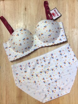 ชุดชั้นใน ไร้ตะเข็บ ทรงครึ่งเต้า เสริมฟอง size 32,34,36,38 ราคาโปรโมชั่น ชุดละ 200 บาท