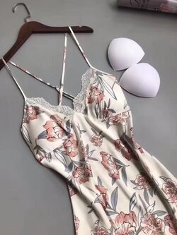 ชุดนอนสายเดี่ยวผ้าซิลค์ซาติน คอวีแต่งลูกไม้เนื้อนิ่มใส่สบายไม่คัน มีฟองน้ำถอดออกได้ฟรีไซส์ มี 3 สี ดำ ขาว เขียว ราคาส่ง 3 ชิ้น คละแบบได้ชุดละ 290 บาท