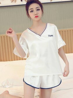 ชุดนอนผ้าซาตินแขนสั้น กางเกงขาสั้น เนื้อผ้าดีทิ้งตัวสวย หลับสบายตลอดคืน ราคาโปรโมชั่น ชุดละ 250 บาท