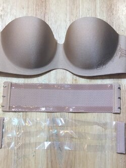 บราสายใส เพิ่มแถบซิลิโคนกันเลื่อนหลุด เปลี่ยนสายด้านหลังได้ ทั้งสายใส สายทึบ มี 2 สี ดำ เนื้อ size 32,34,36,38 ราคาส่ง 3 ชิ้นคละแบบได้ ตัวละ 250 บาท