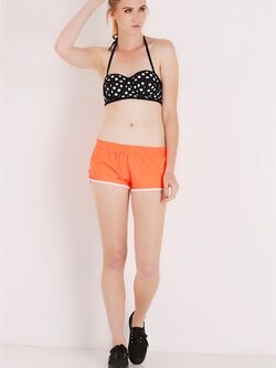 กางเกงว่ายน้ำขาสั้น เป็นผ้า 2 ชั้น ด้านในเป็น กางเกงใน ด้านนอกเป็นกางเกงขาสั้น ไม่โป้ทรงสวย แพทเทิร์นเนียน ราคาตัวละ 290 บาท