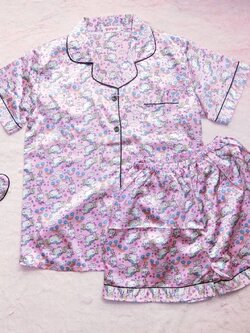 ชุดนอนผ้าซาตินแขนสั้น กางเกงขาสั้น เนื้อผ้าดีทิ้งตัวสวย พร้อมผ้าปิดตา หลับสบายตลอดคืน ราคาโปรโมชั่น ชุดละ 290 บาท