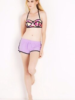 กางเกงว่ายน้ำขาสั้น เป็นผ้า 2 ชั้น ด้านในเป็น กางเกงใน ด้านนอกเป็นกางเกงขาสั้น ไม่โป้ทรงสวย แพทเทิร์นเนียน ราคาตัวละ 290 บาท