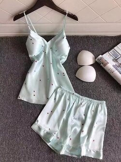 ชุดนอนผ้าซาติน เสื้อสายเดี่ยว กางเกงขาสั้น เนื้อนิ่ม ใส่สบาย ไม่คัน มีฟองน้ำถอดออกได้ ฟรีไซส์ มีหลายลาย ราคาส่ง 3 ชิ้น คละแบบได้ ชุดละ 250 บาท