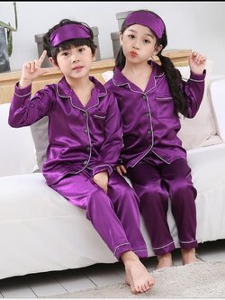 ชุดนอนเด็ก แขนยาวขายาว ผ้าแพรซาติน เนื้อนิ่ม เด็กๆ ใส่หลับสบาย ไม่คัน อายุ 3 ขวบ ถึง 10 ขวบ มีหลายสี ราคาส่ง 3 ชิ้น คละแบบได้ทั้งร้าน ชุดละ 250 บาท