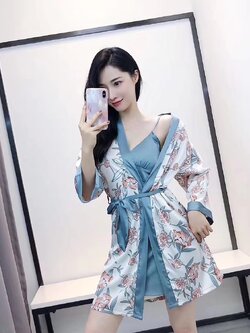 ชุดนอนเดรส พร้อมเสื้อคลุมเข้าชุด ผ้าซิลค์ซาติน เนื้อนิ่ม ใส่สบาย ใส่แล้วไม่ร้อน ฟรีไซส์ ราคาส่ง 3 ชิ้น คละแบบได้ทั้งร้าน ชุดละ 550 บาท