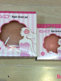 ซิลิโคนแปะจุกนมแบรนด์ Kissbobo ขนาดใหญ่ 9.5 ซม. เนื้อซิลิโคนอย่างดี กาวดี ติดทน ราคาส่ง 3 ชิ้น คละกับแบบอื่นได้ คู่ละ 180 บาท