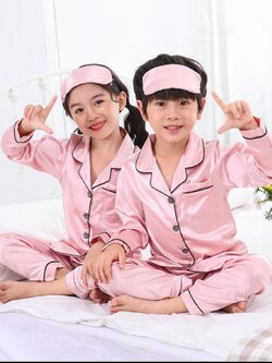 ชุดนอนเด็ก แขนยาวขายาว ผ้าแพรซาติน เนื้อนิ่ม เด็กๆ ใส่หลับสบาย ไม่คัน อายุ 3 ขวบ ถึง 10 ขวบ มีหลายสี ราคาส่ง 3 ชิ้น คละแบบได้ทั้งร้าน ชุดละ 250 บาท