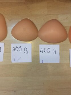 ซิลิโคนสำหรับคนผ่าตัดมะเร็งเต้านม มีหลายแบบหลายขนาดค่ะ ตั้งแต่ราคาข้างละ 1,200-1,400 บาทคะ