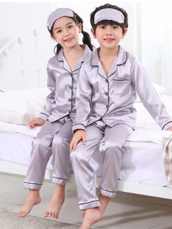ชุดนอนเด็ก แขนยาวขายาว ผ้าแพรซาติน เนื้อนิ่ม เด็กๆ ใส่หลับสบาย ไม่คัน อายุ 3 ขวบ ถึง 10 ขวบ มีหลายสี ราคาส่ง 3 ชิ้น คละแบบได้ทั้งร้าน ชุดละ 250 บาท
