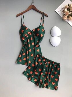 ชุดนอนผ้าซาติน เสื้อสายเดี่ยว กางเกงขาสั้น เนื้อนิ่ม ใส่สบาย ไม่คัน มีฟองน้ำถอดออกได้ ฟรีไซส์ มีหลายลาย ราคาส่ง 3 ชิ้น คละแบบได้ ชุดละ 250 บาท