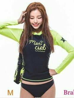 ชุดว่ายน้ำแขนยาว ทรงสวย ใส่แล้วทำให้หุ่นดูเพรียวสวย มีไซส์ M ราคาชุดละ 590 บาท