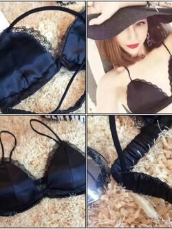 บราลูกไม้ ผ้าซาตินแต่งขอบลูกไม้ เนื้อนิ่ม ไม่มีโครง ฟองน้ำในตัว ใส่สบาย ฟรีไซส์ มี 2 สี ขาว ดำ ราคาส่ง 3 ชิ้นคละแบบได้ ราคาตัวละ 150 บาท