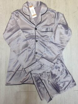 ชุดนอนผ้าซาติน ผ้านุ่ม ลื่น ใส่สบาย สไตล์เรียบหรู ผ้าระบายอากาศได้ดีไม่ร้อน สีเทาเข้ม ราคาชุดละ 450 บาท