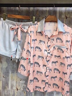 ชุดนอนผ้าซาตินแขนสั้น กางเกงขาสั้น เนื้อผ้าดีทิ้งตัวสวย หลับสบายตลอดคืน ราคาโปรโมชั่น ชุดละ 250 บาท